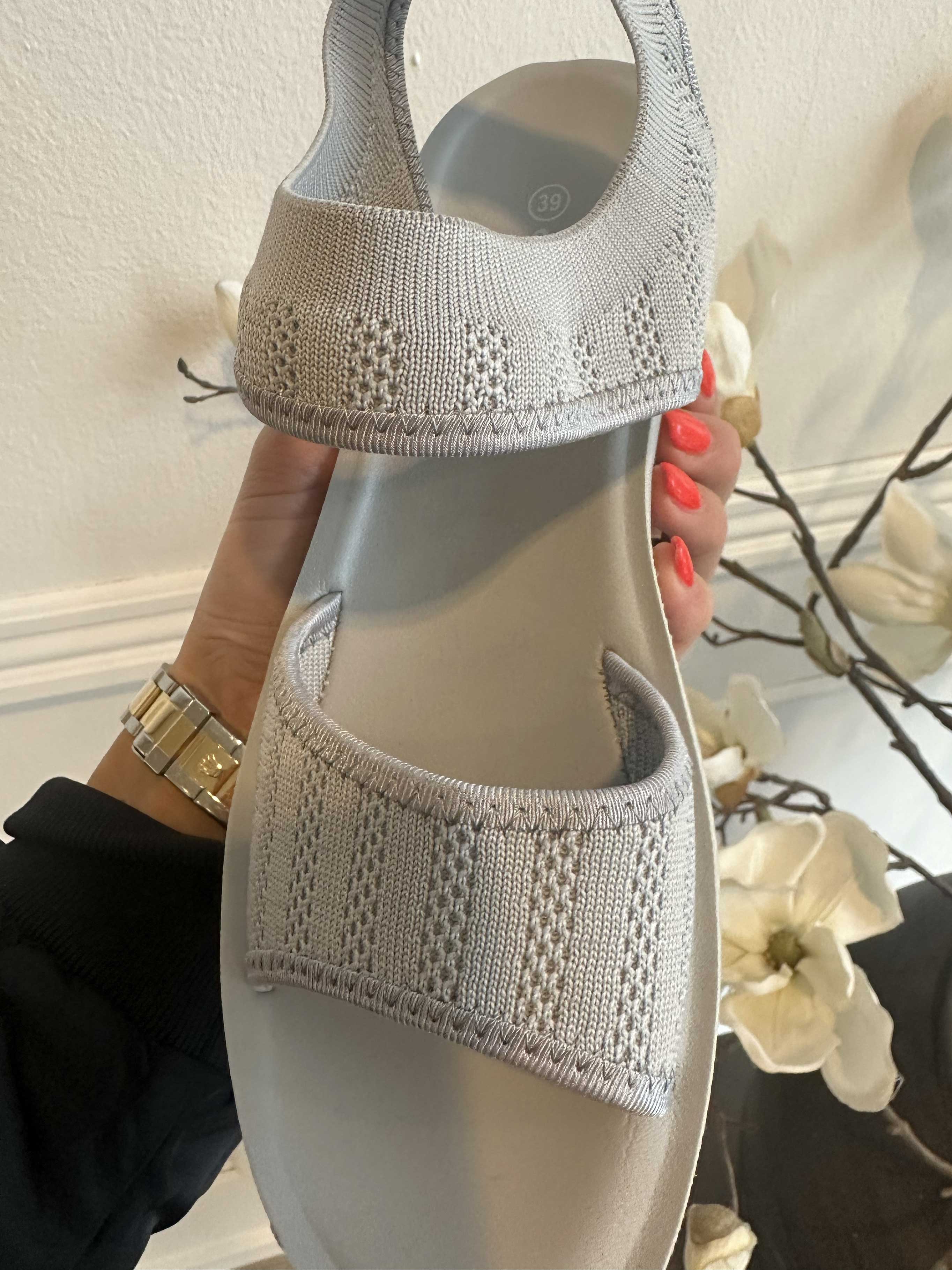 Jolina - Bløde sandaler med lille hæl og stræk i remmen